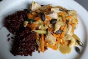 Poulet Gemüse Curry mit rotem Reis