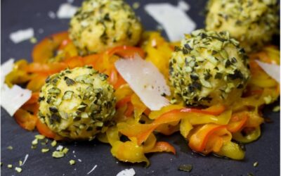 Polenta Kugeln auf Gemüse Mit Sundried Tomato Herbed Salt  Und White & Green Pepper Corns