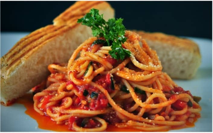 Spaghetti mit Oliven und Tomatensauce und Peri Peri Salt