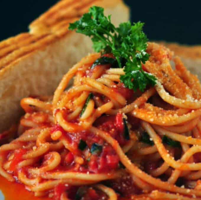 Spaghetti an Tomatensauce mit Oliven und Peri Peri Salt